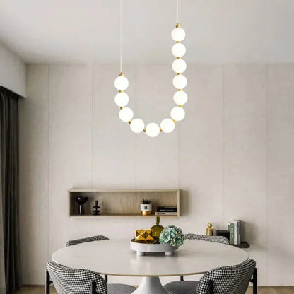 Moderne LED-pendellampe med lysende kuler – halskæde-design