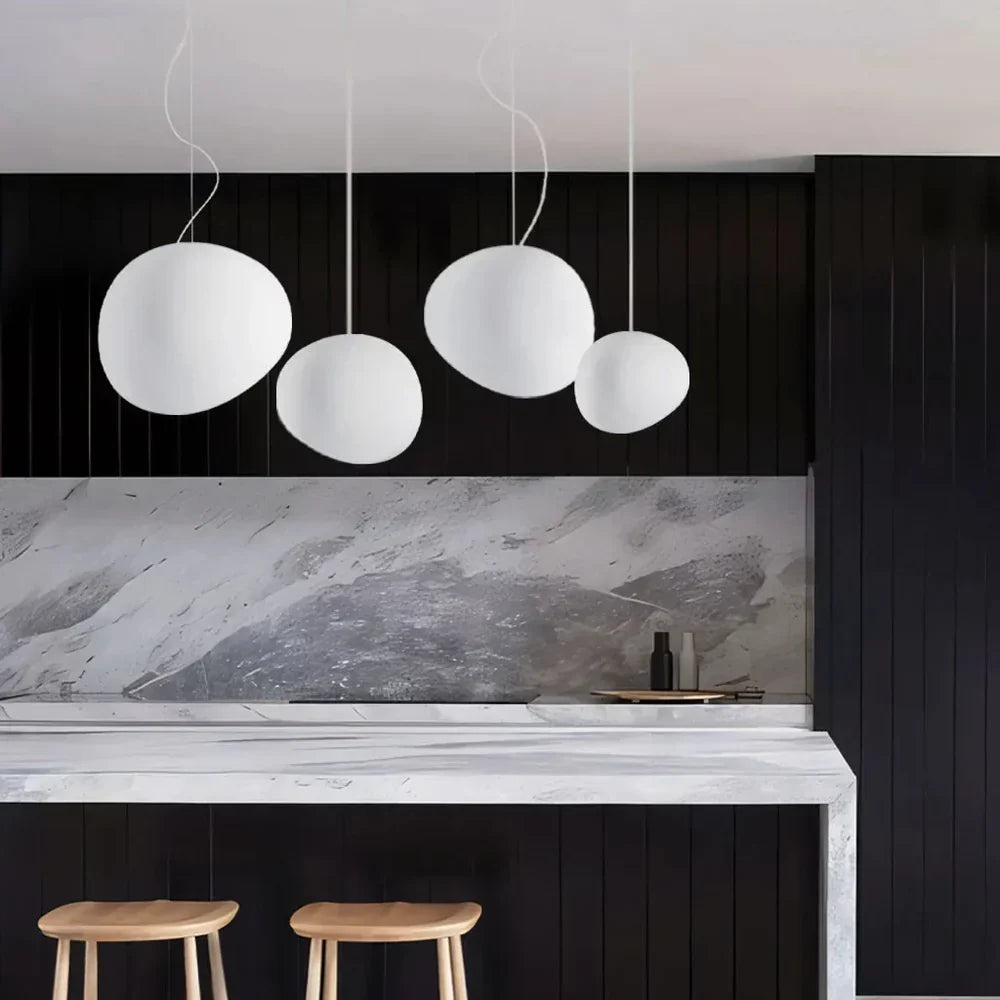 Moderne pendellampe med organisk, rund form og minimalistisk design