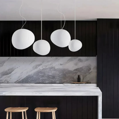 Moderne pendellampe med organisk, rund form og minimalistisk design