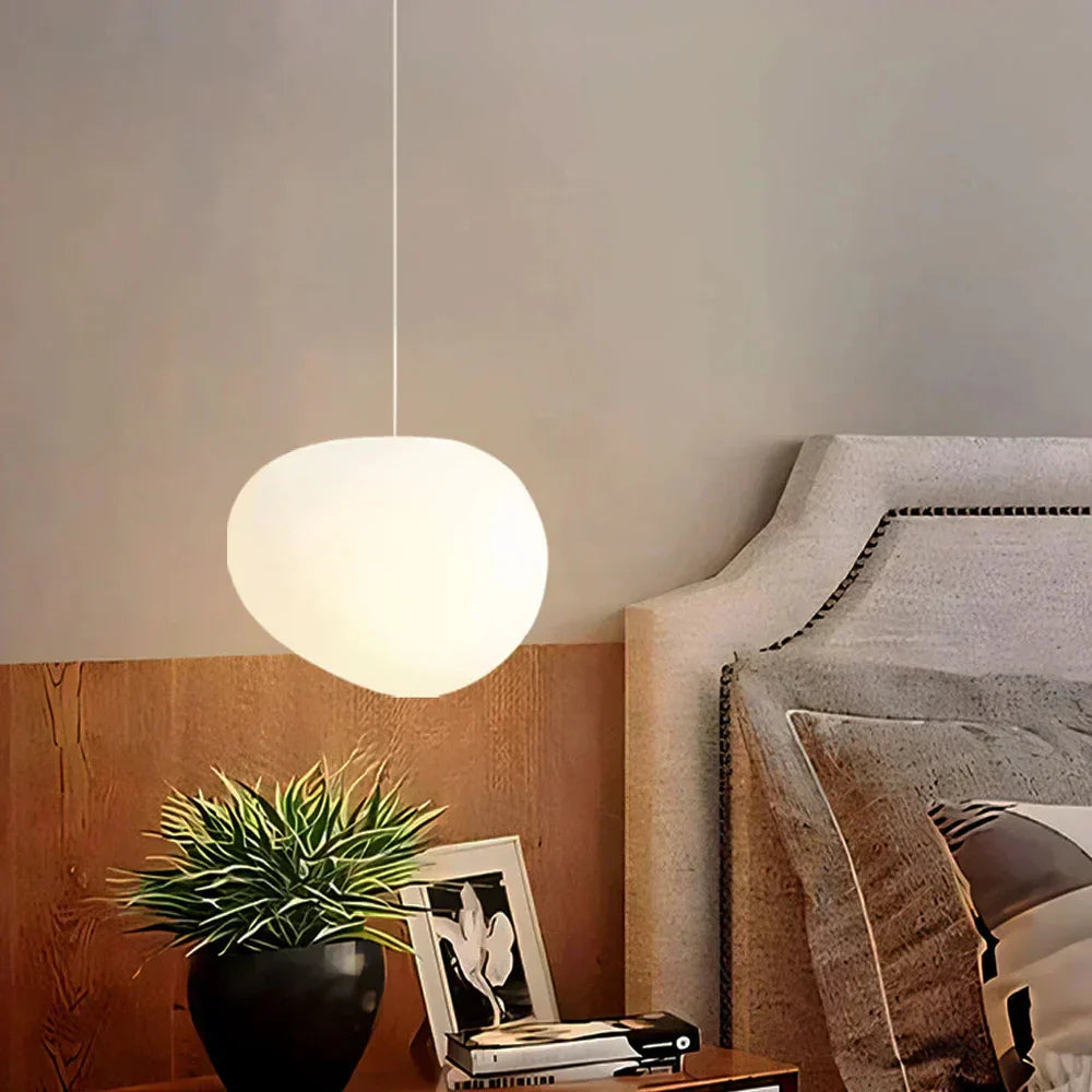 Moderne pendellampe med organisk, rund form og minimalistisk design