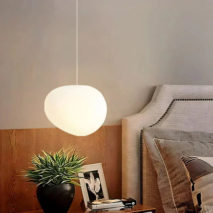 Moderne pendellampe med organisk, rund form og minimalistisk design