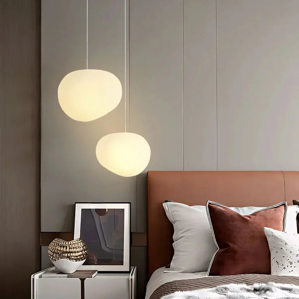 Moderne pendellampe med organisk, rund form og minimalistisk design