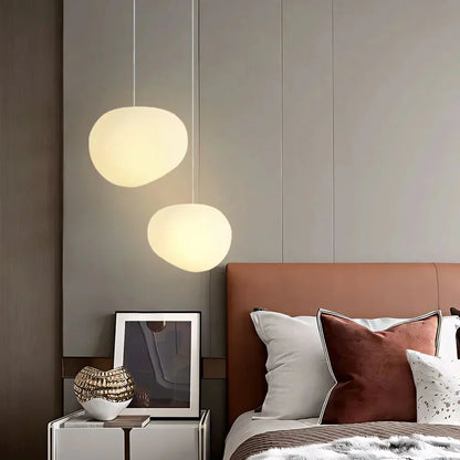Moderne pendellampe med organisk, rund form og minimalistisk design