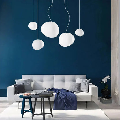 Moderne pendellampe med organisk, rund form og minimalistisk design