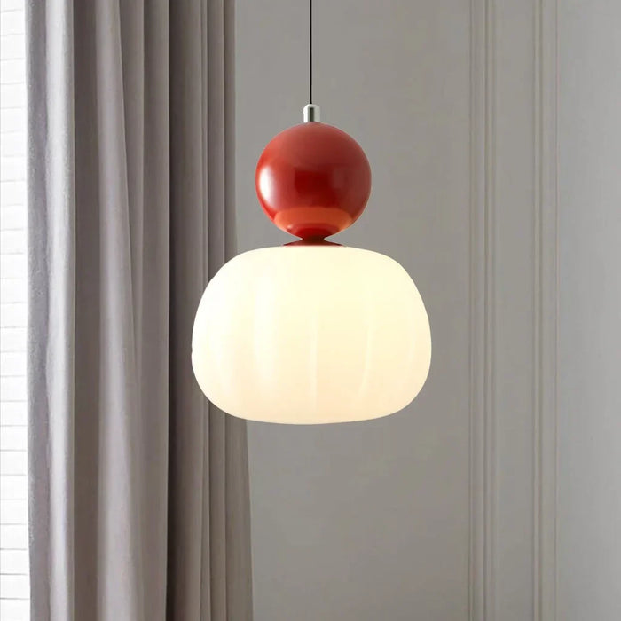 Moderne pendellampe med dekorativ kugle