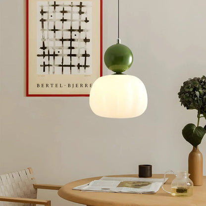 Moderne pendellampe med dekorativ kugle