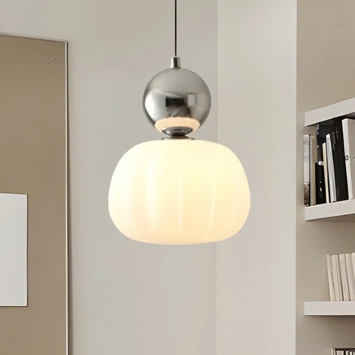 Moderne pendellampe med dekorativ kugle
