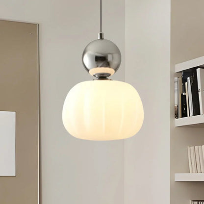 Moderne pendellampe med dekorativ kugle