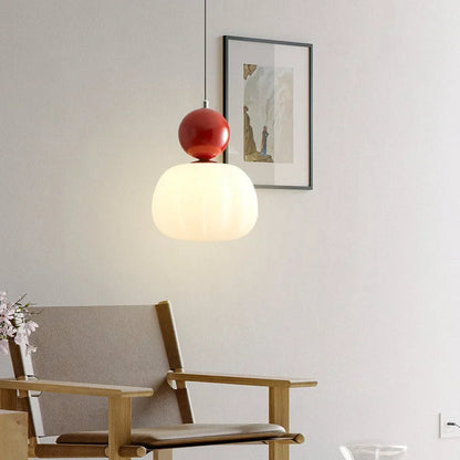 Moderne pendellampe med dekorativ kugle