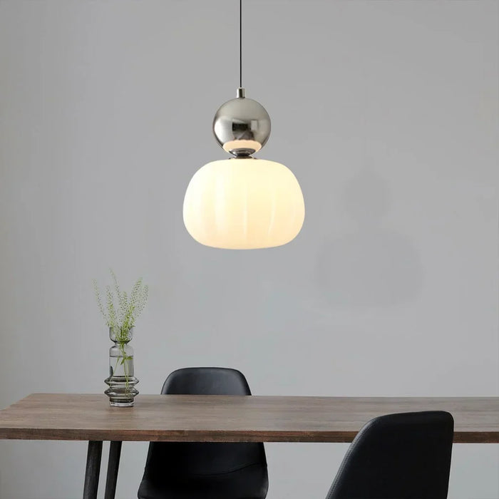 Moderne pendellampe med dekorativ kugle