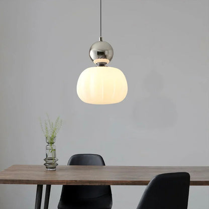Moderne pendellampe med dekorativ kugle