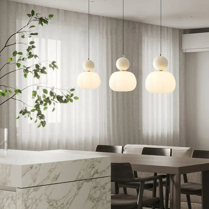 Moderne pendellampe med dekorativ kugle