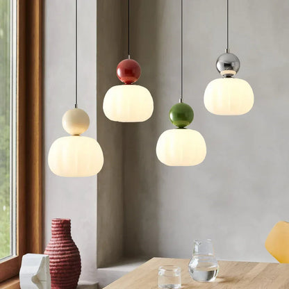 Moderne pendellampe med dekorativ kugle
