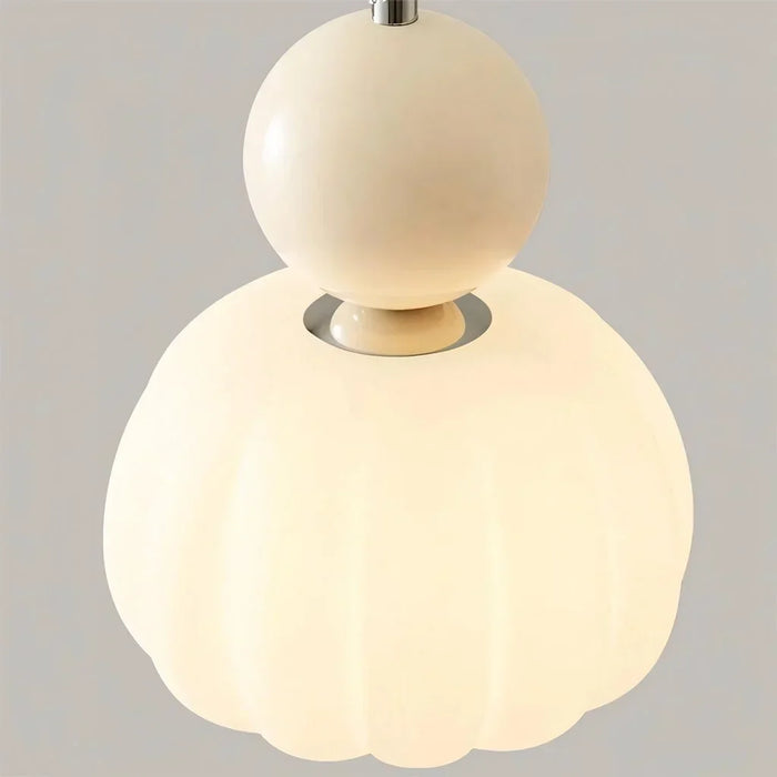Moderne pendellampe med dekorativ kugle