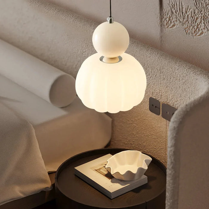 Moderne pendellampe med dekorativ kugle