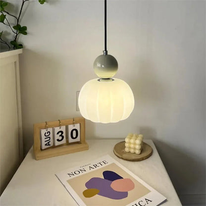Moderne pendellampe med dekorativ kugle