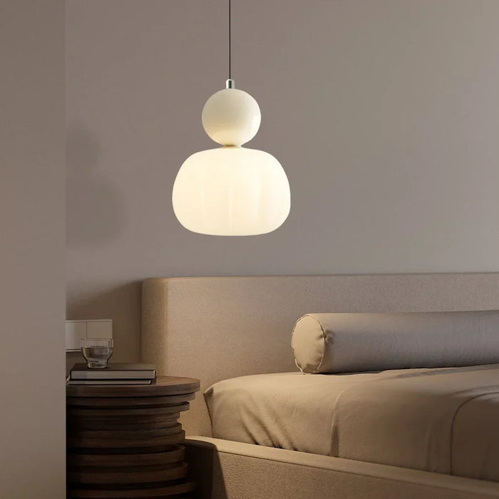 Moderne pendellampe med dekorativ kugle