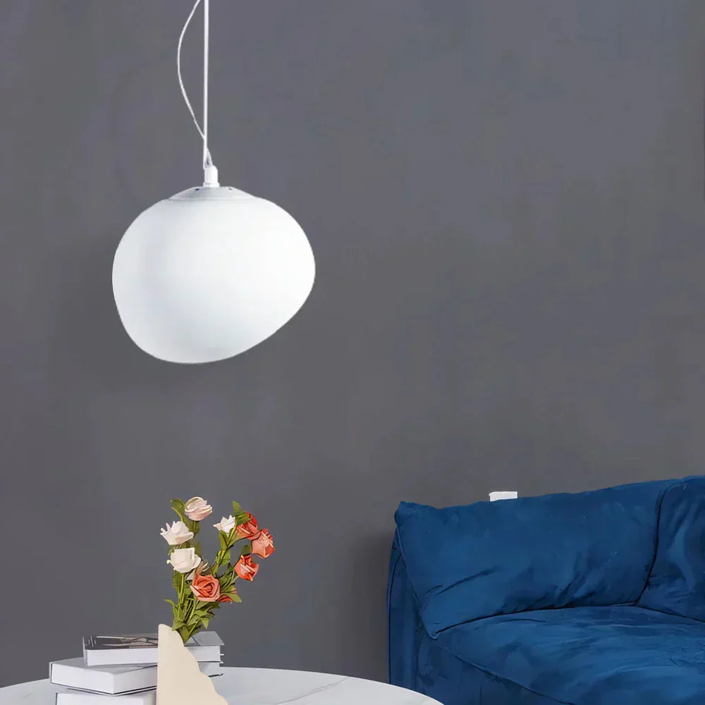 Moderne pendellampe med organisk, rund form og minimalistisk design