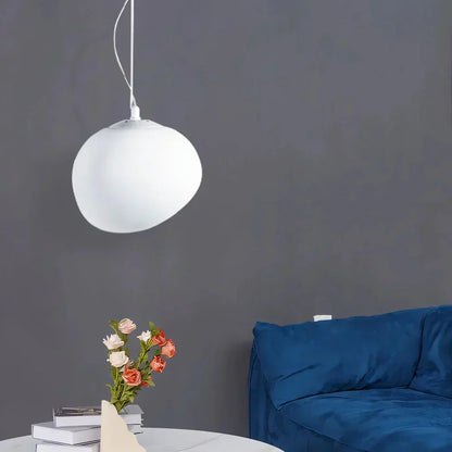 Moderne pendellampe med organisk, rund form og minimalistisk design