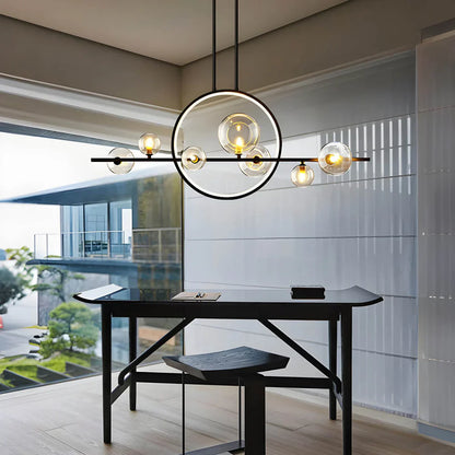 Moderne loftlampe med kugleformede skærme og geometrisk LED-ring