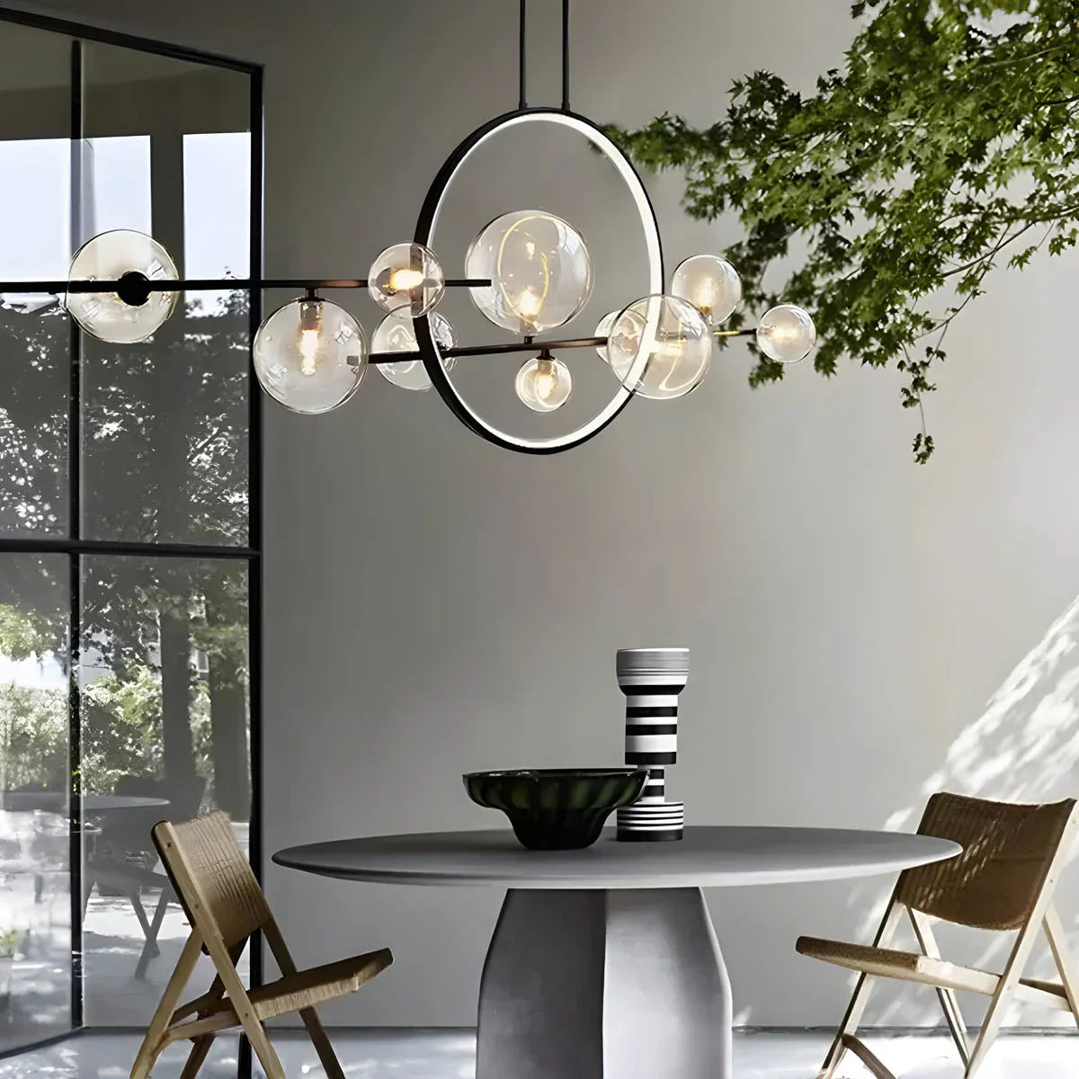 Moderne loftlampe med kugleformede skærme og geometrisk LED-ring