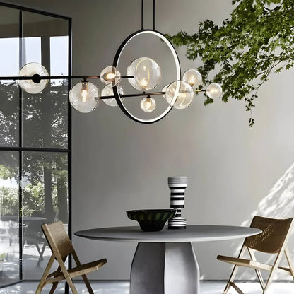 Moderne loftlampe med kugleformede skærme og geometrisk LED-ring